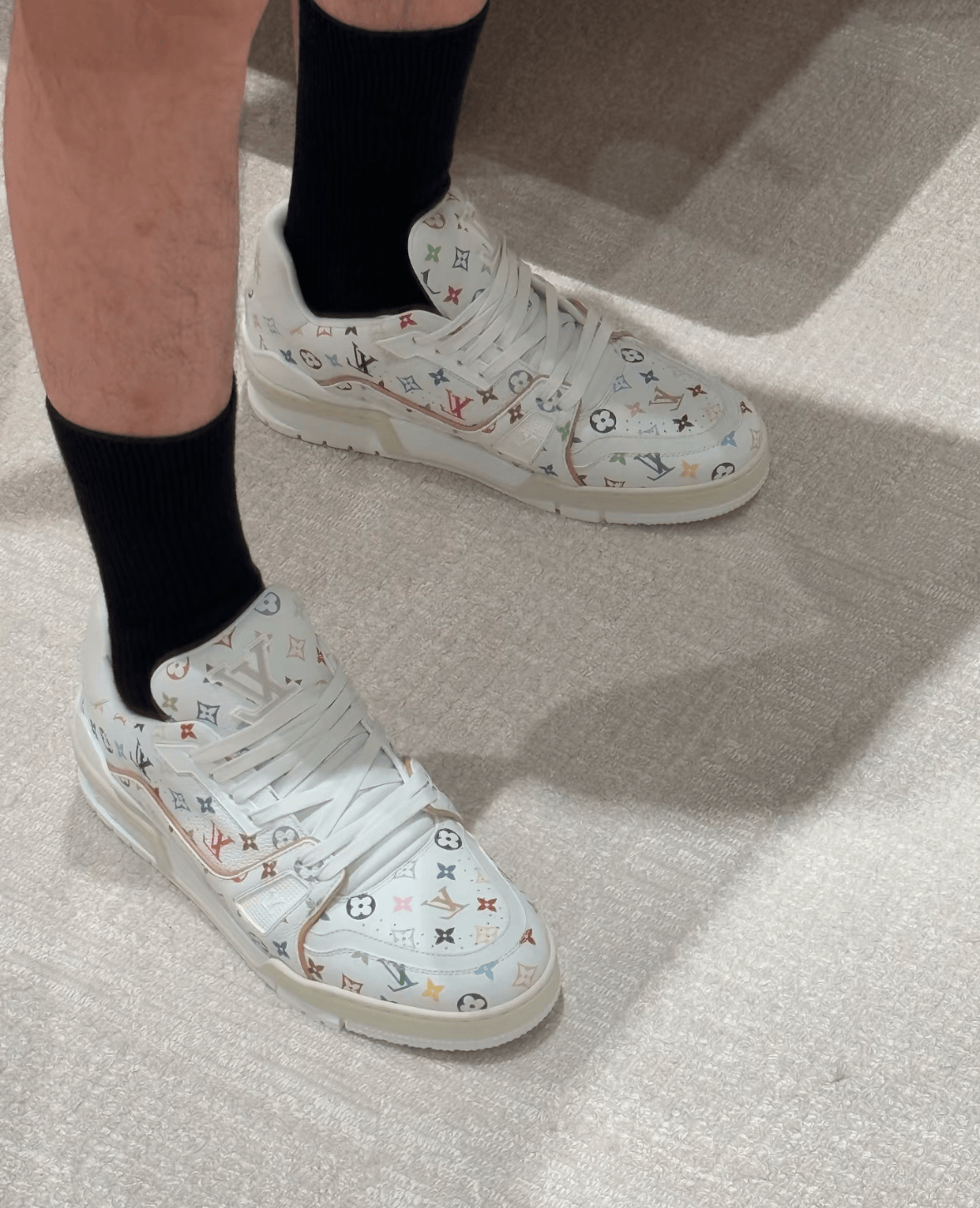 【⚠️수량 100켤레 한정!】루이비통 x 무라카미 타카시 LV 트레이너 스니커즈 멀티컬러 화이트 1AHEKG photo review